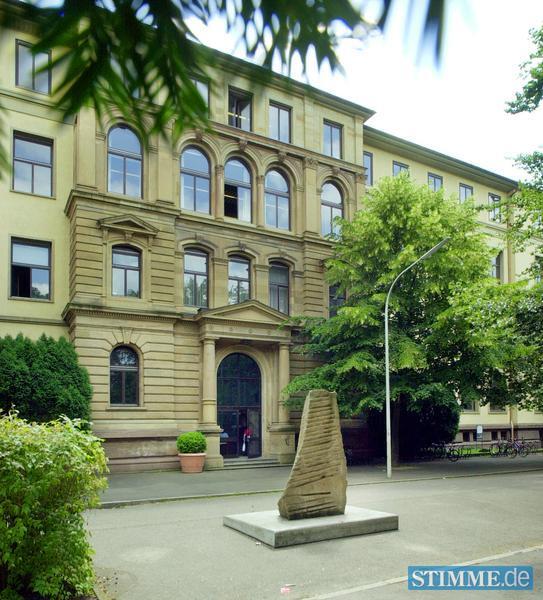 Seit 1956 hat die Stadt Heilbronn das Robert-Mayer-Gymnasium. Eine 1827 aus dem historischen Karlsgymnasium ausgegliederte Realanstalt wurde 1938 in Robert-Mayer-Oberschule umbenannt.