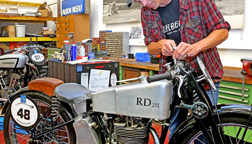 In der Werkstatt schraubt Sven Heimberger an der RD 251, die er bei der &bdquo;Live & Loud Tour&ldquo; auch f&auml;hrt.