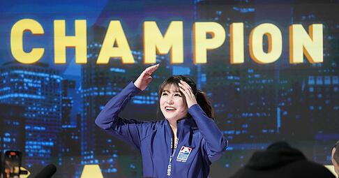 Eiskunstläuferin Alysa Liu holt in ihrer Comeback-Saison den WM-Titel. Eiskunstläuferin Alysa Liu holt in ihrer Comeback-Saison den WM-Titel.