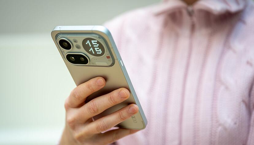 Ein spaciger Block Aluminium. Das Metallgehäuse des Nothing (4a) Pro ist aus einem Stück gefräst. Ein spaciger Block Aluminium. Das Metallgehäuse des Nothing (4a) Pro ist aus einem Stück gefräst.