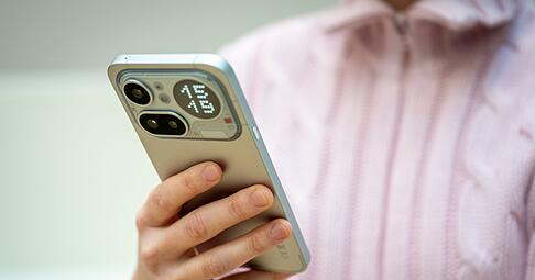 Ein spaciger Block Aluminium. Das Metallgeh&auml;use des Nothing (4a) Pro ist aus einem St&uuml;ck gefr&auml;st.