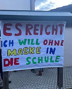Vor der Zweiflinger Grundschule wurden Banner aufgehängt. Foto: privat