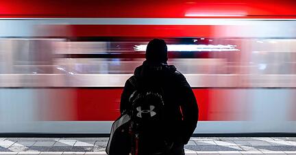 Bahn frei: Das 49-Euro-Ticket ist seit Mai zu haben und bietet uneingeschränkte Mobilität im bundesweiten Nah- und Regionalverkehr. Arbeitgeber können es als Jobticket ausgeben und Mitarbeitern einen Zuschuss geben.