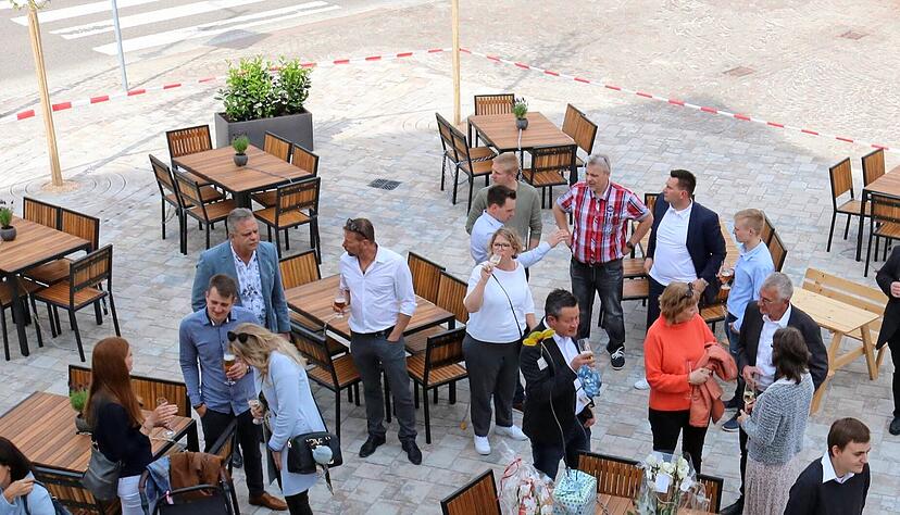 Bevor es zum Festakt nach drinnen geht, gibt es draußen eine Erfrischung.