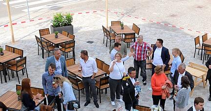 Bevor es zum Festakt nach drinnen geht, gibt es draußen eine Erfrischung.