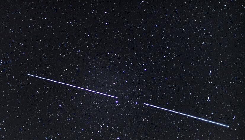 Auf Fotos mit l&auml;ngerer Belichtungszeit erscheinen Satelliten als Lichtstreifen - und verdecken so andere Objekte.