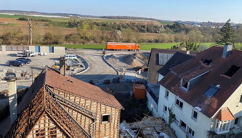 Zwei H&auml;user (vorne) in der Kochergasse m&uuml;ssen noch abgerissen werden, dann kann der Rathausbau starten. Der Anschluss der Nordstra&szlig;e an die Umgehung (hinten) ist bald fertig.