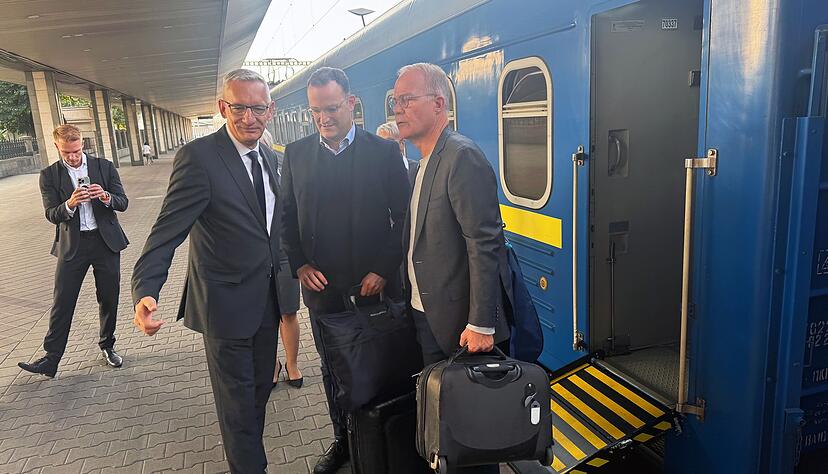 Spahn und Miersch werden bei ihrer Ankunft in Kiew vom deutschen Botschafter Jäger begrüßt.