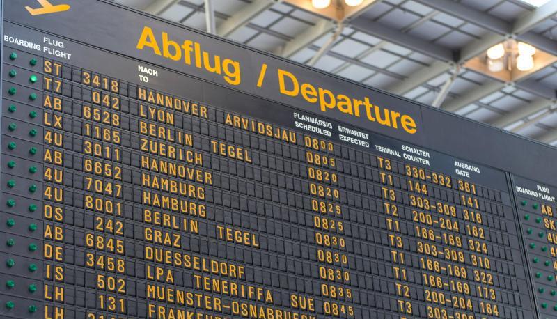 Anzeigetafel am Flughafen Stuttgart. Foto: Daniel Maurer/Archiv