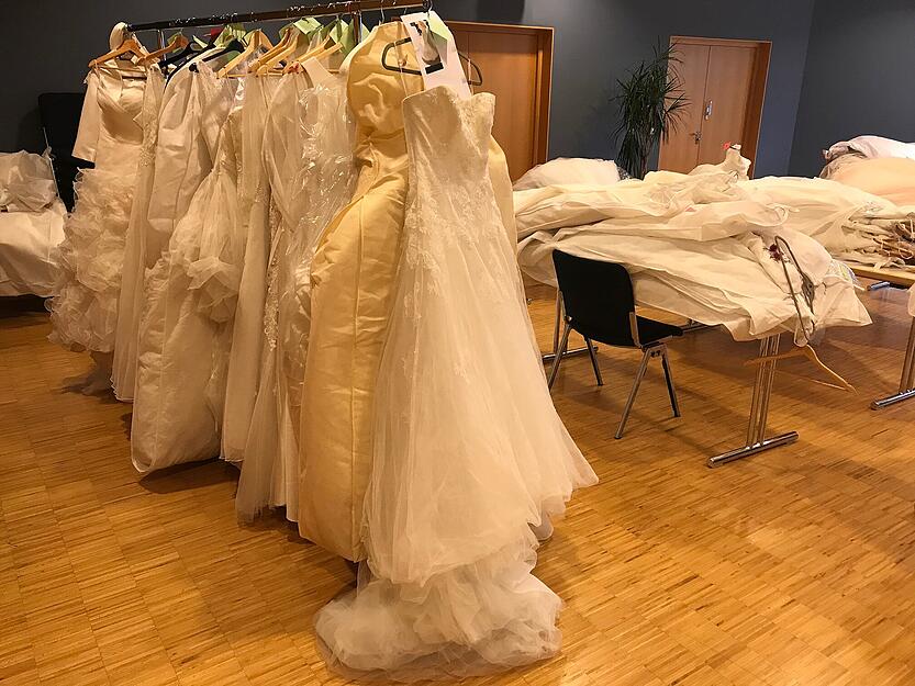 Polizei beschlagnahmt Brautkleider