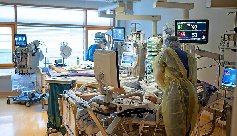 Blick in eine Intensivstation des RKH-Klinikums Ludwigsburg. Geschäftsführer Jörg Martin, selbst Intensivmediziner, hat deutliche Worte für die Lage gefunden. Foto: dpa Blick in eine Intensivstation des RKH-Klinikums Ludwigsburg. Geschäftsführer Jörg Martin, selbst Intensivmediziner, hat deutliche Worte für die Lage gefunden. Foto: dpa