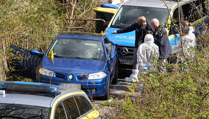 Zahlreiche Kr&auml;fte waren am Ostersonntag am Tatort und sicherten Spuren.