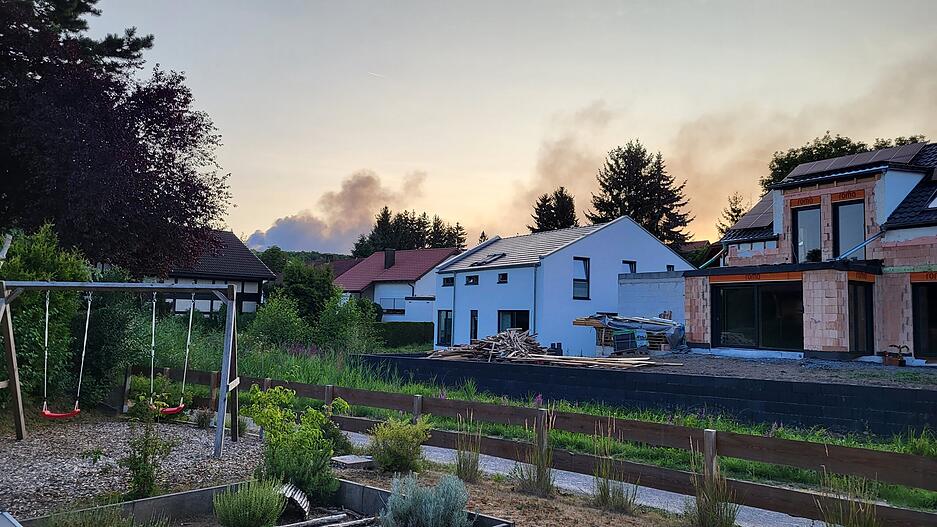 Auch von Abstatt aus ist die Rauchwolke über Lauffen am Samstagabend zu sehen.