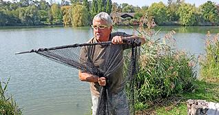Mehr als drei Stunden hat Gert Mayer am See gesessen, bis der Spiegelkarpfen angebissen hat. Nach dem Foto und dem "Verarzten" der Wunde, die durch den Haken entstanden ist, darf der Laichfisch wieder zurück ins Wasser. Mehr als drei Stunden hat Gert Mayer am See gesessen, bis der Spiegelkarpfen angebissen hat. Nach dem Foto und dem "Verarzten" der Wunde, die durch den Haken entstanden ist, darf der Laichfisch wieder zurück ins Wasser.