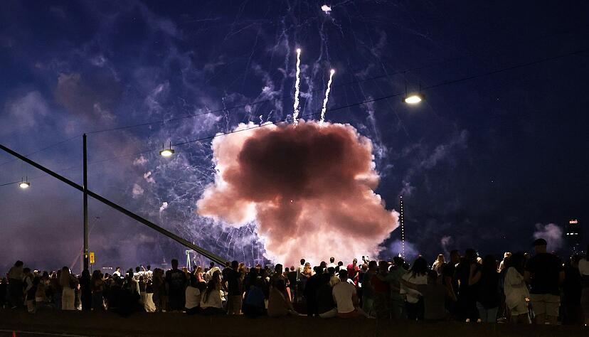 Ein Feuerwerksk&ouml;rper explodierte in zu niedriger H&ouml;he &uuml;ber Zuschauern beim Abschlussfeuerwerk der Rheinkirmes.