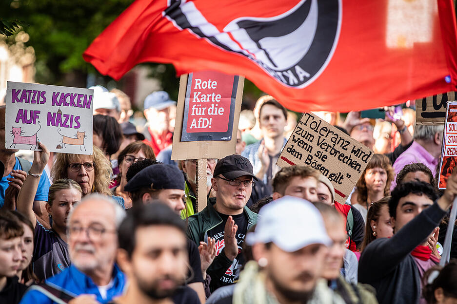 Hunderte demonstrieren vor der Diskussionsrunde  gegen die Veranstaltung.