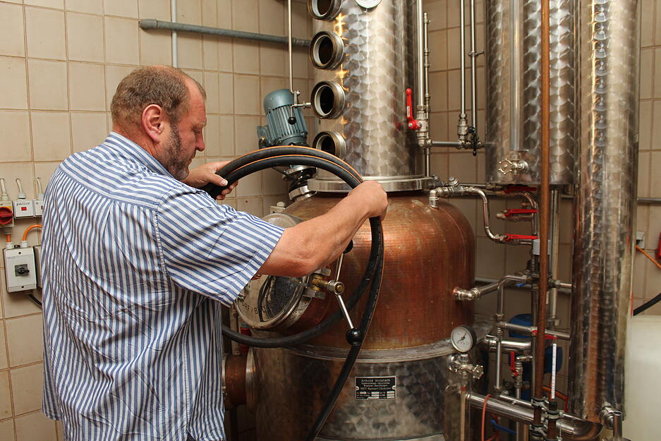 Heiner Schiefer von der Lauffener Edelbrennerei kontrolliert seine Destillieranlage.