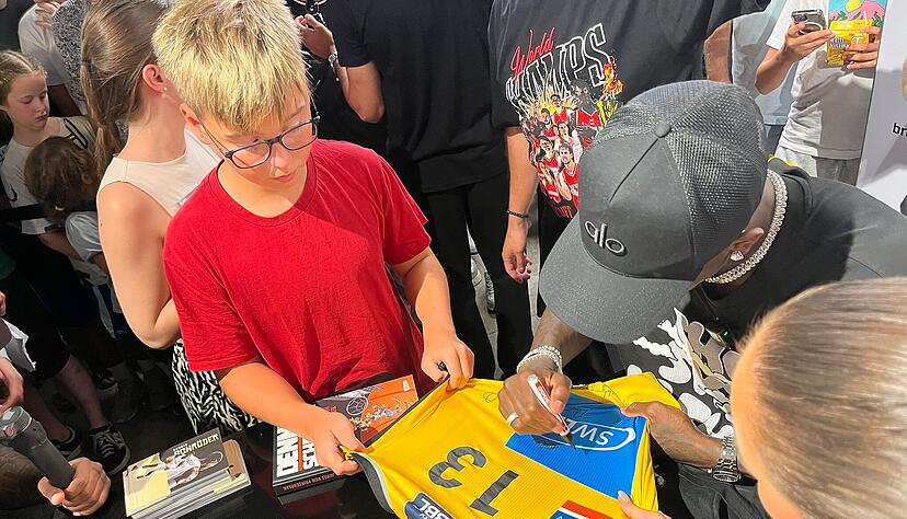 Der NBA-Profi und Basketball-Star signierte Trikots im Breiningerland in Ludwigsburg.