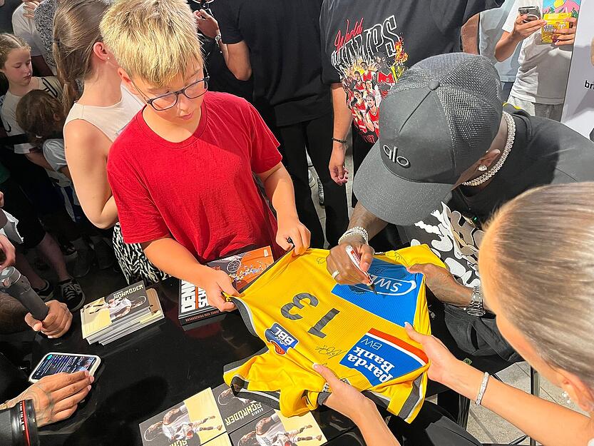 Der NBA-Profi und Basketball-Star signierte Trikots im Breiningerland in Ludwigsburg.