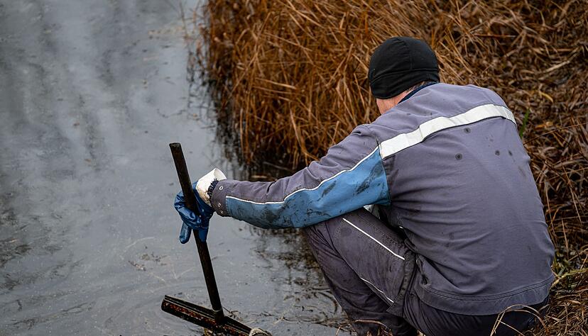 Aufr&auml;umen nach dem Ungl&uuml;ck: Arbeiter bei Gramzow.