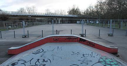 Die Skateranlage ist frei, die Fläche dahinter gesperrt: Auf dem Areal wird Erde gelagert, die von der Schul-Baustelle stammt.
Foto: Simon Gajer