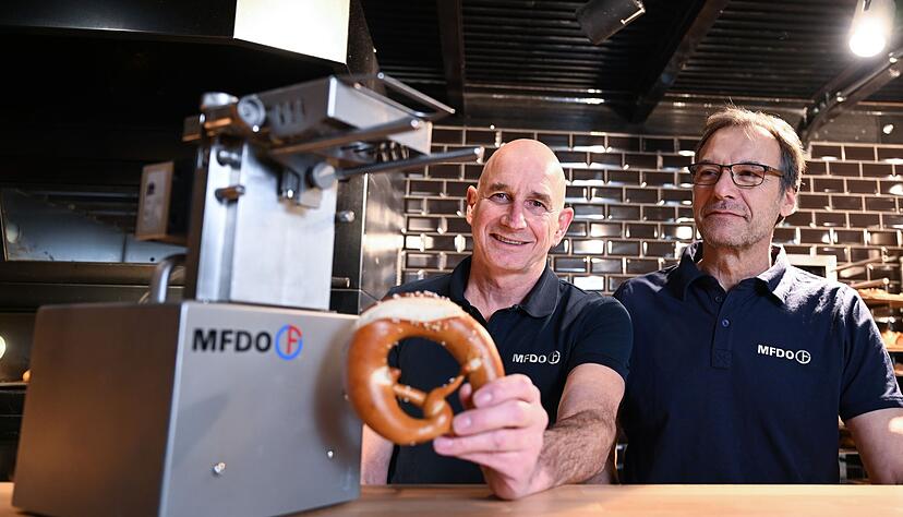 Dieter Obertautsch (l) und Michael Feil (r) sind die Erfinder und Entwickler der Butterbrezel-Bef&uuml;llungsmaschine.