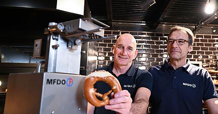 Dieter Obertautsch (l) und Michael Feil (r) sind die Erfinder und Entwickler der Butterbrezel-Bef&uuml;llungsmaschine.