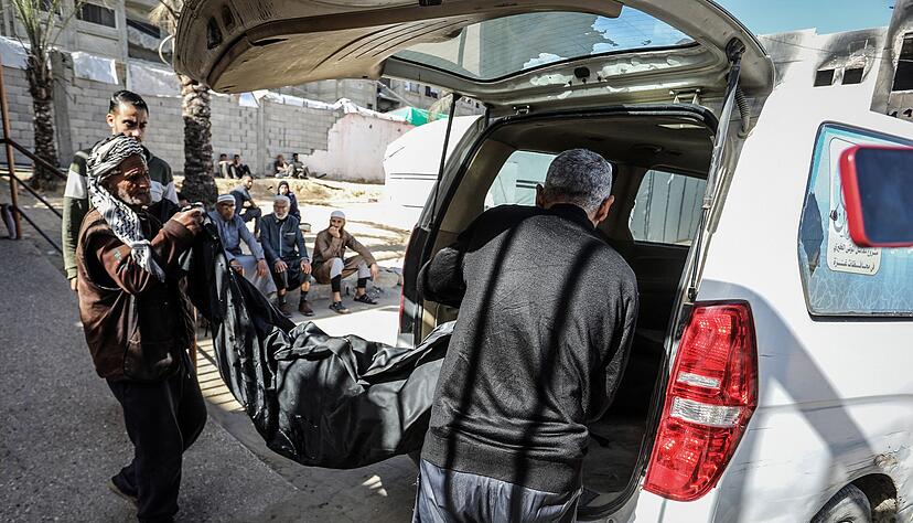 Palästinensischen Angaben zufolge gab es bei den israelischen Luftangriffen etliche Todesopfer. Palästinensischen Angaben zufolge gab es bei den israelischen Luftangriffen etliche Todesopfer.