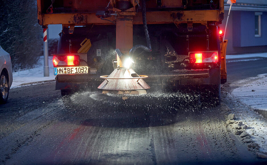 In Bad Friedrichshall-Jagstfeld ist am Montagmorgen der Winterdienst unterwegs.