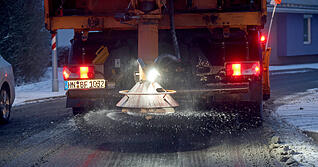 In Bad Friedrichshall-Jagstfeld ist am Morgen der Winterdienst unterwegs. (Symbolbild)