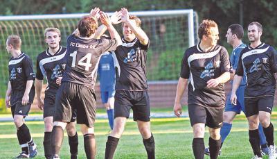 Im vorerst letzten Heimspiel der Vereinsgesichte konnten Markus Tautz (Mitte) und der FC Laube zumindest kurzzeitig &uuml;ber eine F&uuml;hrung jubeln.Foto: Bertok