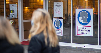 Plakate mit Aufschrift „Bitte Mundschutz tragen!“ hängen in der Innenstadt. Der Teil-Lockdown in Deutschland wegen der Corona-Pandemie wurde verlängert.