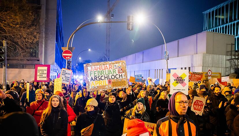 Auch in Berlin zog es wieder zahlreiche Menschen auf die Stra&szlig;e.