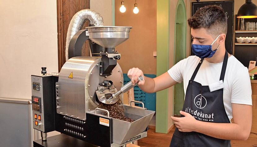 Nach 25 Minuten öffnet FSJler Rico Thürwächter den Schieber und die frischgerösteten Bohnen sind fertig.
Foto: Stefanie Pfäffle Nach 25 Minuten öffnet FSJler Rico Thürwächter den Schieber und die frischgerösteten Bohnen sind fertig.
Foto: Stefanie Pfäffle