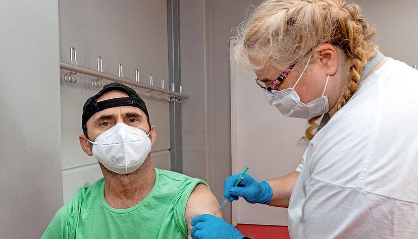Hemmschwelle abgebaut: Viele Böckinger Familien haben das wohnortnahe Angebot in der Heinrich-von-Kleist-Realschule am Wochenende wahrgenommen. Hier bekommt Uka Nazmi seine Erstimpfung.
Fotos: Mario Berger Hemmschwelle abgebaut: Viele Böckinger Familien haben das wohnortnahe Angebot in der Heinrich-von-Kleist-Realschule am Wochenende wahrgenommen. Hier bekommt Uka Nazmi seine Erstimpfung.
Fotos: Mario Berger