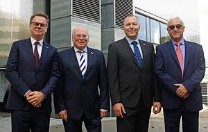 Gemeinsam feiern (v.l.) Andreas Randebrock (Personal), Gerald Paul (CEO), Klaus Nadarzinski (Leiter Heilbronn) und Johan Vandoorn (Technik). Gemeinsam feiern (v.l.) Andreas Randebrock (Personal), Gerald Paul (CEO), Klaus Nadarzinski (Leiter Heilbronn) und Johan Vandoorn (Technik).