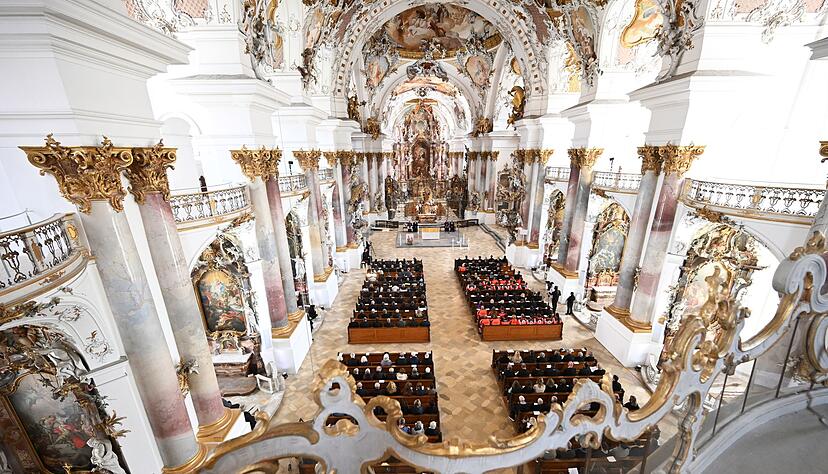 Der ökumenische Gottesdienst wurde von den Bischöfen Klaus Krämer, der Diözese Rottenburg-Stuttgart, und Gohl gehalten. Der ökumenische Gottesdienst wurde von den Bischöfen Klaus Krämer, der Diözese Rottenburg-Stuttgart, und Gohl gehalten.