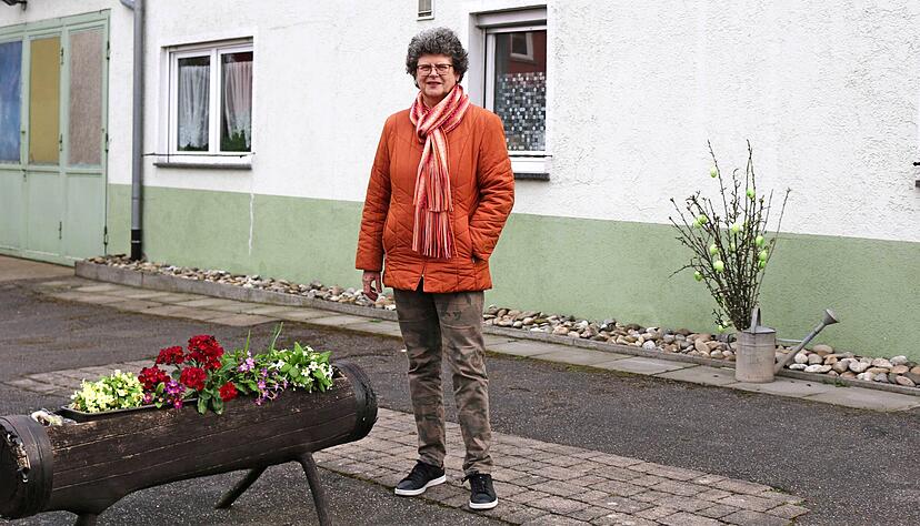 Dora Bender heute: Die Langenbeutingerin vor ihrem Wohnhaus in der Hohenloher Straße, das früher zugleich die Schmiede ihres Vaters und Gasolin-Tankstelle war.Foto: Ute Plückthun Dora Bender heute: Die Langenbeutingerin vor ihrem Wohnhaus in der Hohenloher Straße, das früher zugleich die Schmiede ihres Vaters und Gasolin-Tankstelle war.Foto: Ute Plückthun