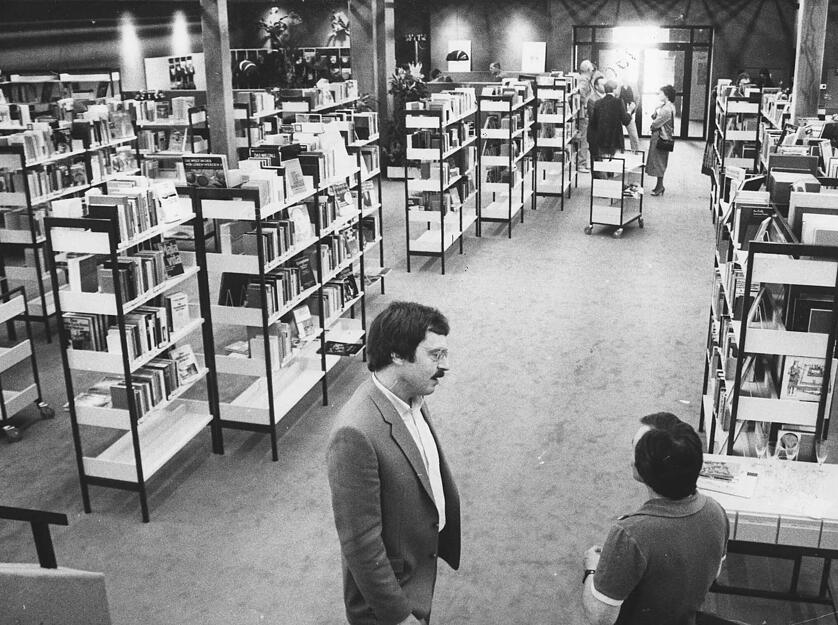 18.04.1981: Wenige Tage vor der Er&ouml;ffnung.  21 000 B&auml;nde stehen zur Ausleihe bereit.
