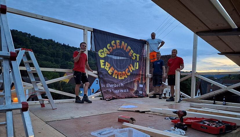 In Eberbach wird flei&szlig;ig aufgebaut: Das Gassenfest steht an.