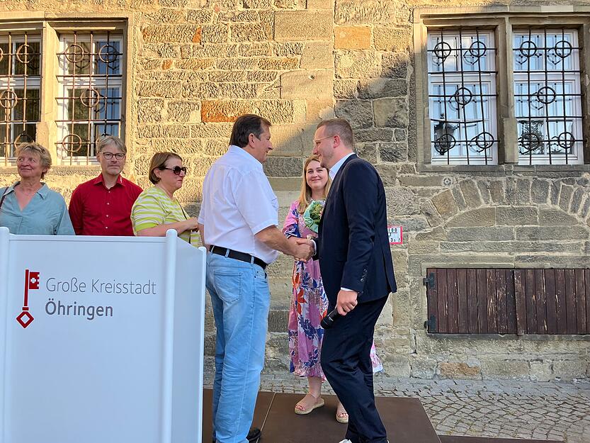Gratulationen für den Wahlsieger Patrick Wegener.