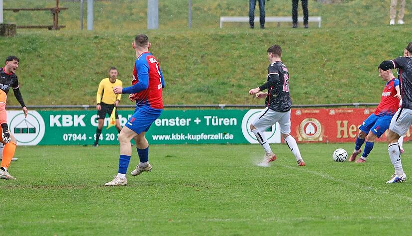 Hannes Scherer (Dritter von links) erzielt gegen G&ouml;ppingen nach dem Schuss von Luke Knapp das vermeintliche 1:0, soll dabei im Abseits gestanden sein.
Foto: Schmerbeck