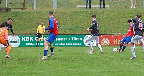 Hannes Scherer (Dritter von links) erzielt gegen Göppingen nach dem Schuss von Luke Knapp das vermeintliche 1:0, soll dabei im Abseits gestanden sein.
Foto: Schmerbeck Hannes Scherer (Dritter von links) erzielt gegen Göppingen nach dem Schuss von Luke Knapp das vermeintliche 1:0, soll dabei im Abseits gestanden sein.
Foto: Schmerbeck