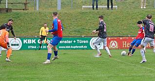 Hannes Scherer (Dritter von links) erzielt gegen G&ouml;ppingen nach dem Schuss von Luke Knapp das vermeintliche 1:0, soll dabei im Abseits gestanden sein.
Foto: Schmerbeck