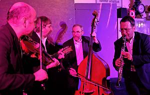 Das Konzert der Musiker der Klezmer-Band "Schmitts Katze" war im März eines der letzten vor Corona. Wann es weitergeht, ist noch nicht völlig sicher.
Foto: Archiv/Reichert Das Konzert der Musiker der Klezmer-Band "Schmitts Katze" war im März eines der letzten vor Corona. Wann es weitergeht, ist noch nicht völlig sicher.
Foto: Archiv/Reichert