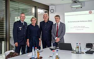 Polizeipräsident Hans Becker (von links), Sozialbürgermeisterin Agnes Christner, Oberbürgermeister Harry Mergel und Professor Dieter Hermann stehen das Sicherheitsaudit vor.