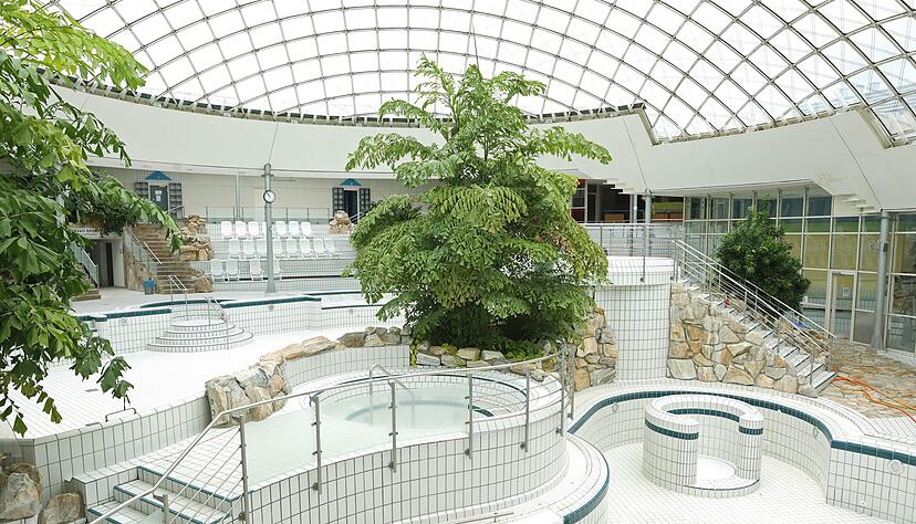 Pflanzen beleben das Aquatoll, sonst geht nichts: Die Becken im Freizeitbereich sind leer. Pflanzen beleben das Aquatoll, sonst geht nichts: Die Becken im Freizeitbereich sind leer.