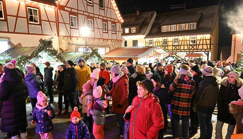 Ob vor den Bühnen, beim Puppentheater oder an den rund 80 Ständen mit Essen, Getränken und Kunsthandwerk: Beim Weihnachtsmarkt in der idyllischen Altstadt Forchtenbergs war einiges los. Ob vor den Bühnen, beim Puppentheater oder an den rund 80 Ständen mit Essen, Getränken und Kunsthandwerk: Beim Weihnachtsmarkt in der idyllischen Altstadt Forchtenbergs war einiges los.