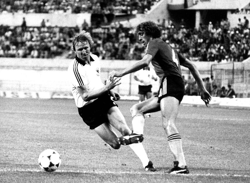 Dritte Teilnahme, drittes Finale, zweiter Sieg: Deutschland jubelt dank Horst Hrubesch über den Titelgewinn. Im EM-Finale 1980 in Rom besiegt die deutsche Mannschaft Belgien 2:1.
