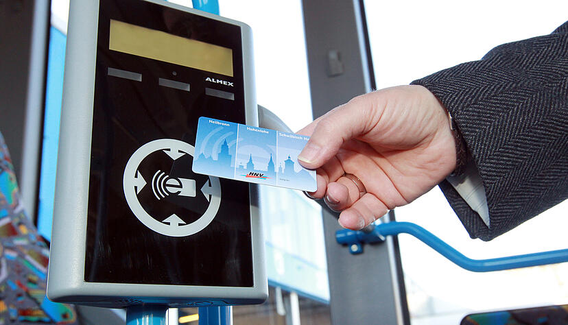 Ab 1. Januar 2026 ist das E-Ticket im Heilbronner Nahverkehr nicht mehr gültig. Kunden müssen dann die neue App auf ihrem Smartphone nutzen.